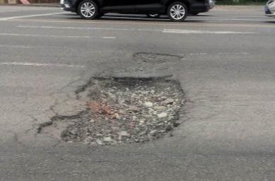 Car tires should avoid curbs, manhole covers, big pits, and dog urine in time