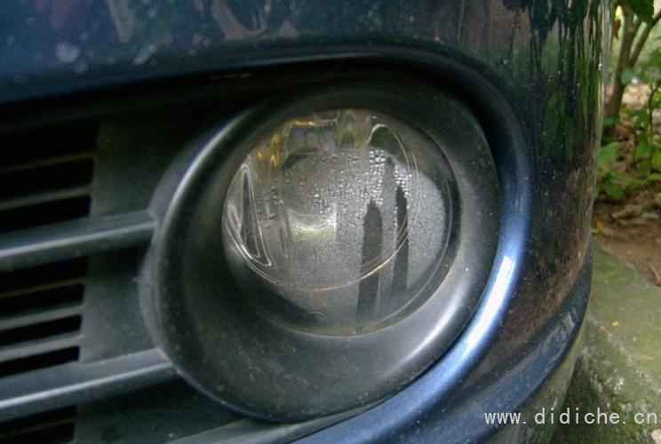 I borrow your eyes to identify the water car from the details