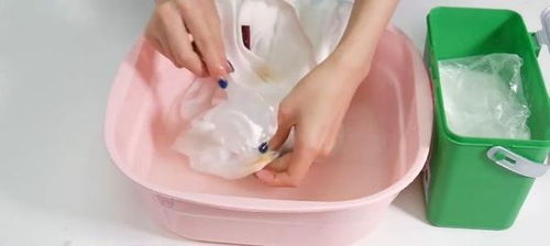 How to Remove Black Oil Stains from Clothes: Quick Tips for Cleaning Up Vehicle Exteriors