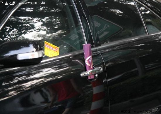 Small ads on car windows are dangerous! It is important for car owners to clean up in time