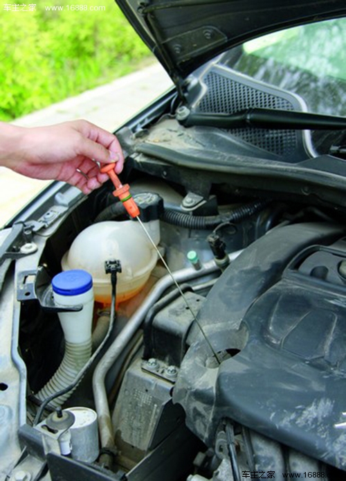 Not changing oil on time summarizes four “misunderstandings” of car owners about lubricating oil