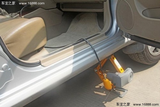 How to use the jack correctly in the maintenance car for everyone