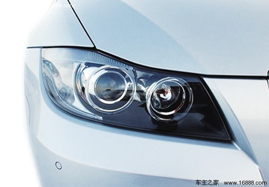 The lamps outside the car need to be maintained in time, and cracks should not be ignored