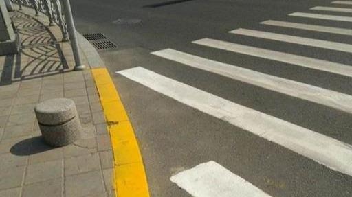 Car tires should avoid curbs, manhole covers, big pits, and dog urine in time