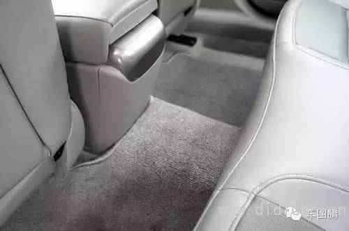 Why is there a bump in the center of the car's back row?Knowledge posts